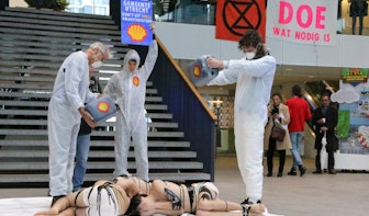 Extinction Rebellion voert actie in Stadskantoor tegen reclame van Shell in Utrecht