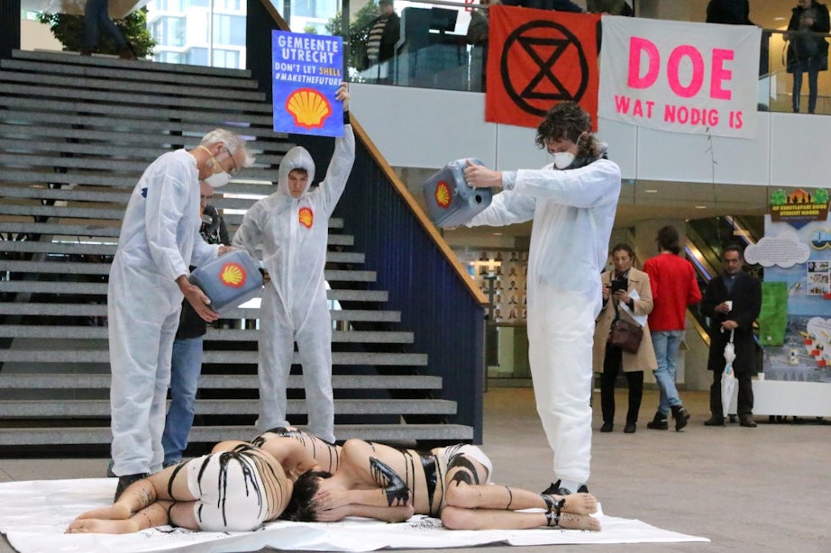 Extinction Rebellion voert actie in Stadskantoor tegen reclame van Shell in Utrecht