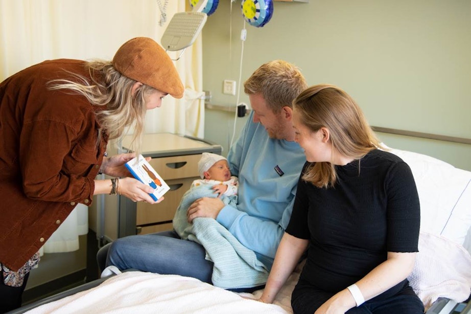 Pasgeboren baby’s krijgen nijntje als geschenk in Wilhelmina Kinderziekenhuis