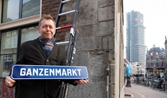 1200 straatnaamborden in binnenstad vervangen door ‘ouderwetse’ variant