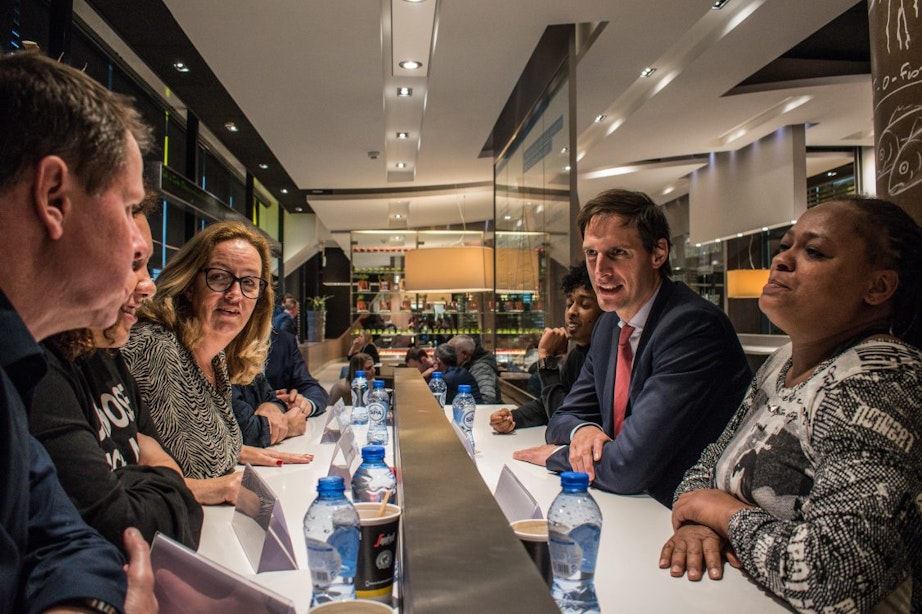 Minister Hoekstra praat met werknemers over geldzorgen in Utrechtse McDonald’s