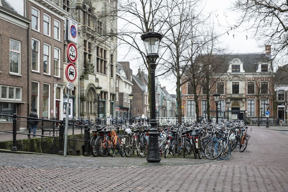 Janskerkhof in Utrecht krijgt andere inrichting; 26 parkeerplekken verdwijnen en meer fietsenrekken