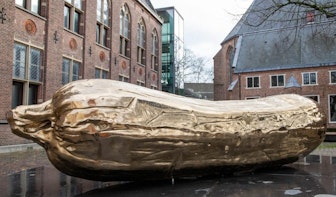 Gigantische gouden courgette geplaatst op sokkel in Utrecht