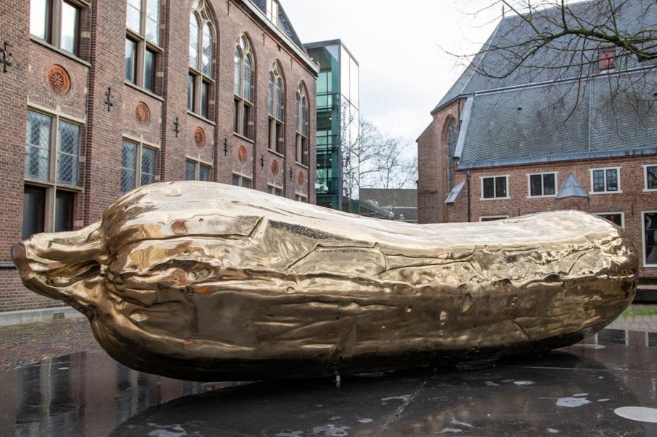 Gigantische gouden courgette geplaatst op sokkel in Utrecht