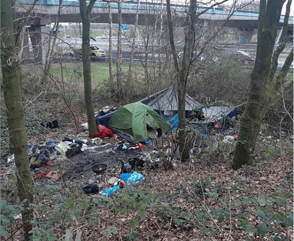 Tentenkamp van daklozen naast A27 in Utrecht ontruimd