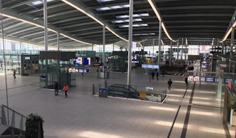 Leeg station Utrecht Centraal; veel winkels in de stad gaan open