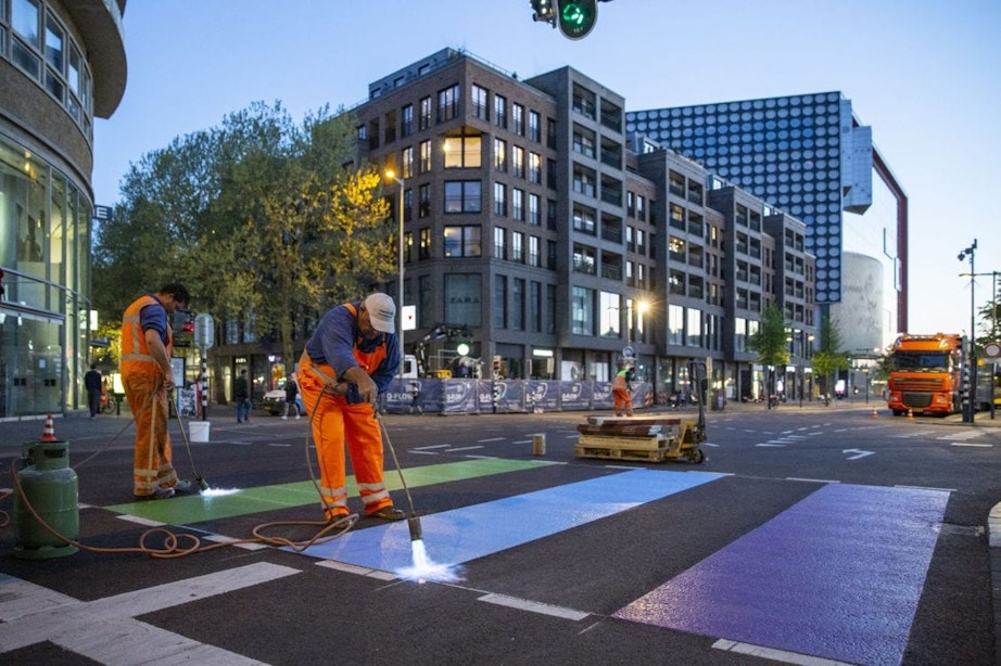 Foto’s: Utrechts regenboogzebrapad Lange Viestraat in ere hersteld