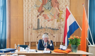 Burgemeester Jan van Zanen reikt lintjes dit jaar telefonisch uit