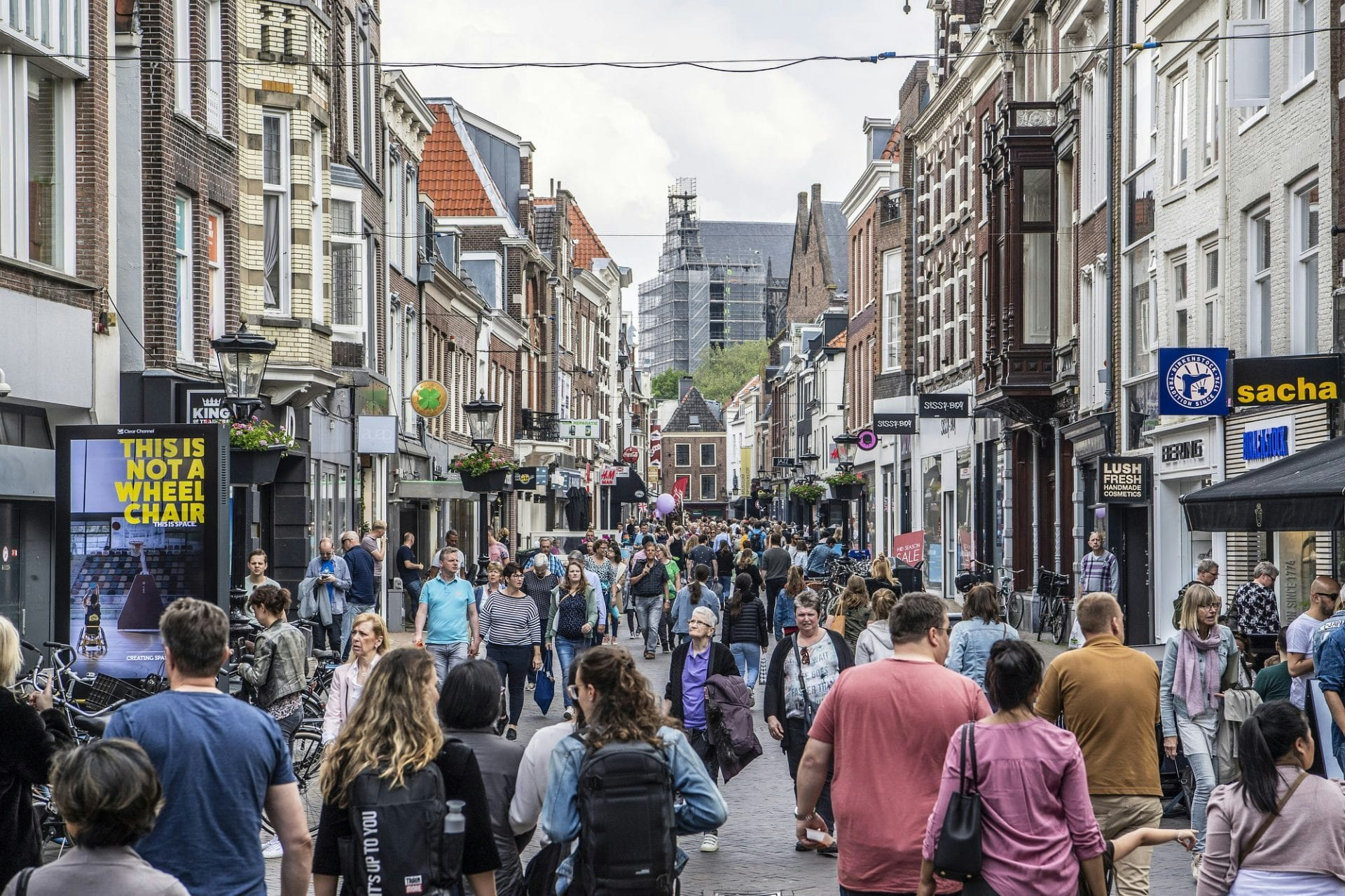 Veel mensen in Utrechtse binnenstad; gemeente roept op om drukte te