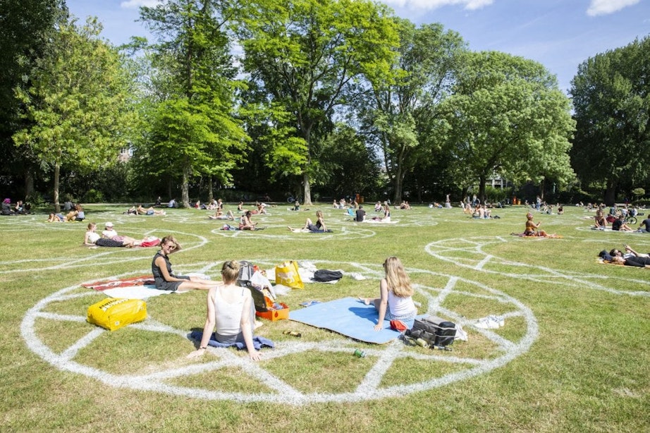 Utrecht breidt coronamaatregelen uit; Meer witte cirkels, camera’s en looproutes in de stad