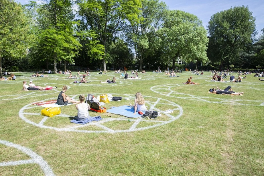 Cirkels in Julianapark Utrecht laten zien waar bezoekers kunnen zitten