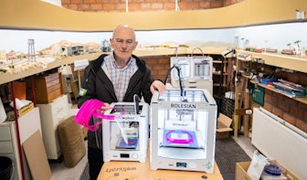 81-jarige Utrechter draait in garage overuren met 3D-printers om beschermingsmiddelen te maken voor de zorg