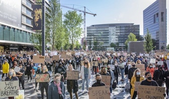 Foto’s: Duizenden demonstranten op Jaarbeursplein in Utrecht maken vuist tegen racisme