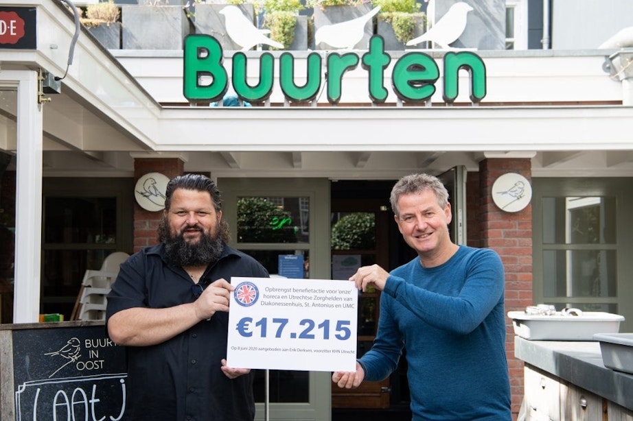 Utrechts pubquiz-duo haalt ruim 21.000 euro op voor horeca en zorg