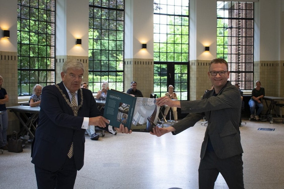 Burgemeester Jan van Zanen krijgt eerste exemplaar van boek Arjan den Boer
