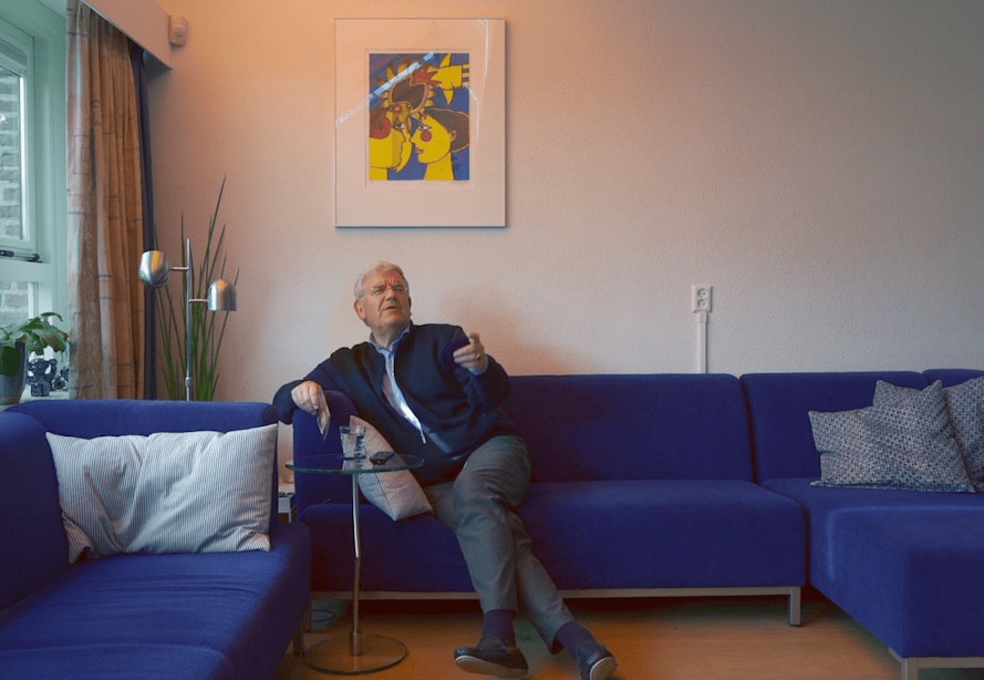 Televisie-interview: Jan van Zanen blijkt groot kunstliefhebber.