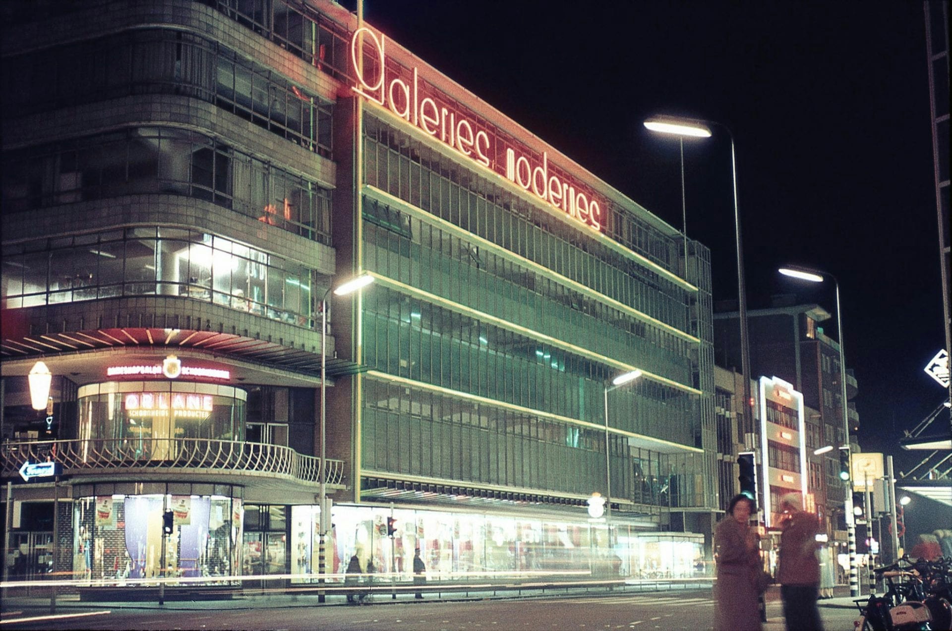 Trekker Stapel vergiftigen Galeries Modernes: glazen warenhuis met etalagepromenade