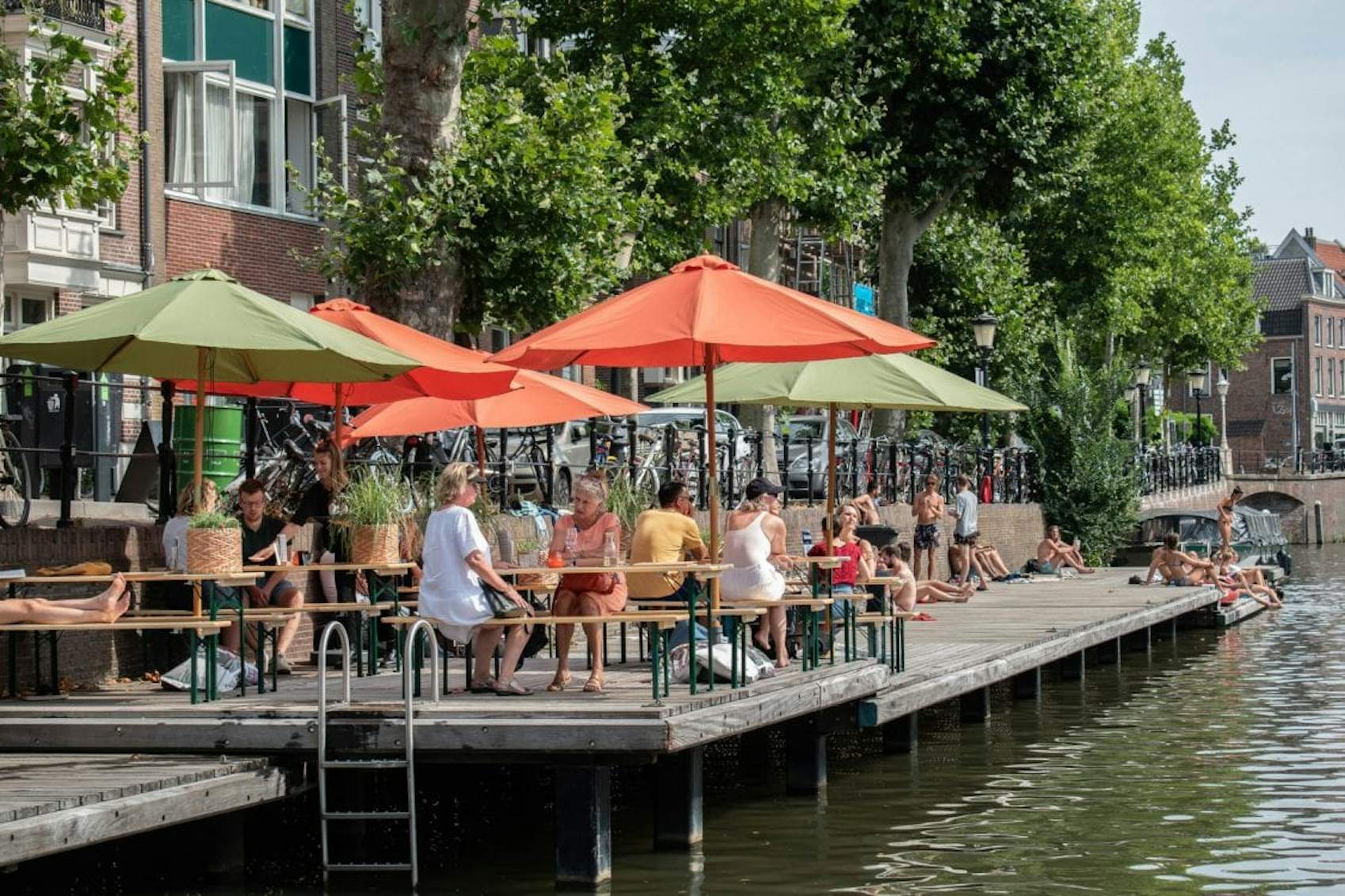wekelijks Ambitieus Respectvol Foto's: Steeds meer geïmproviseerde terrassen in de Utrechtse binnenstad