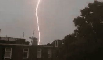 Foto’s en video’s: Noodweer met knallend onweer boven Utrecht