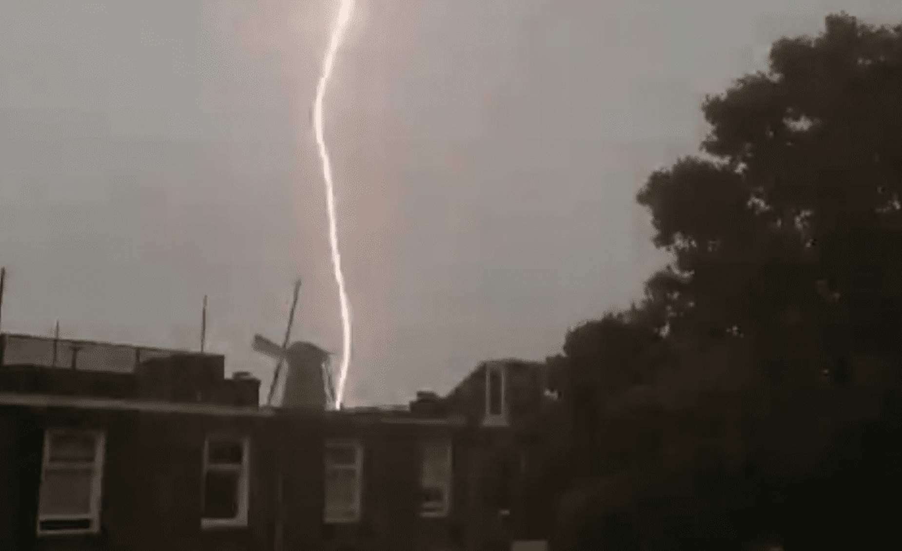 Foto S En Video S Noodweer Met Knallend Onweer Boven Utrecht