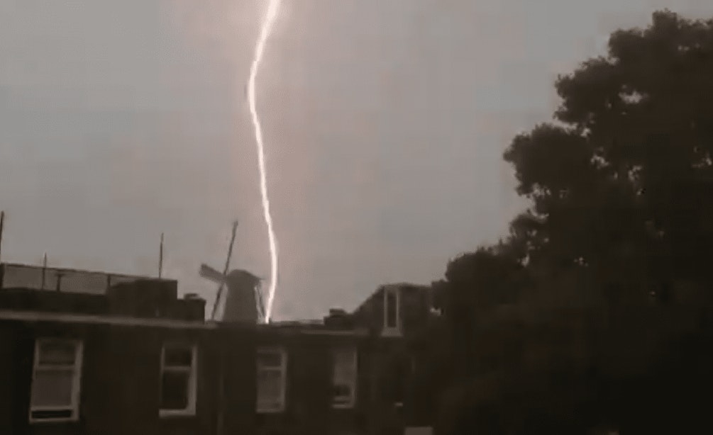 Foto’s en video’s: Noodweer met knallend onweer boven Utrecht