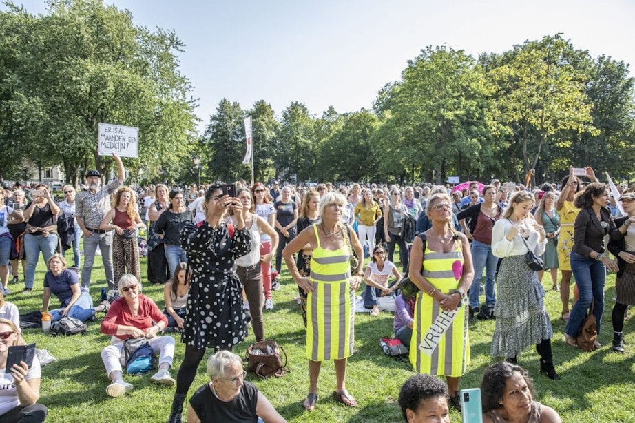 Honderden vrouwen (en mannen) demonstreren in Utrecht tegen coronamaatregelen