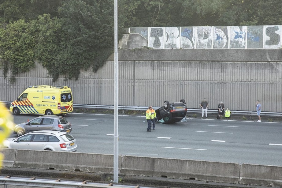 Auto ondersteboven na ongeval op snelweg A27 bij Utrecht