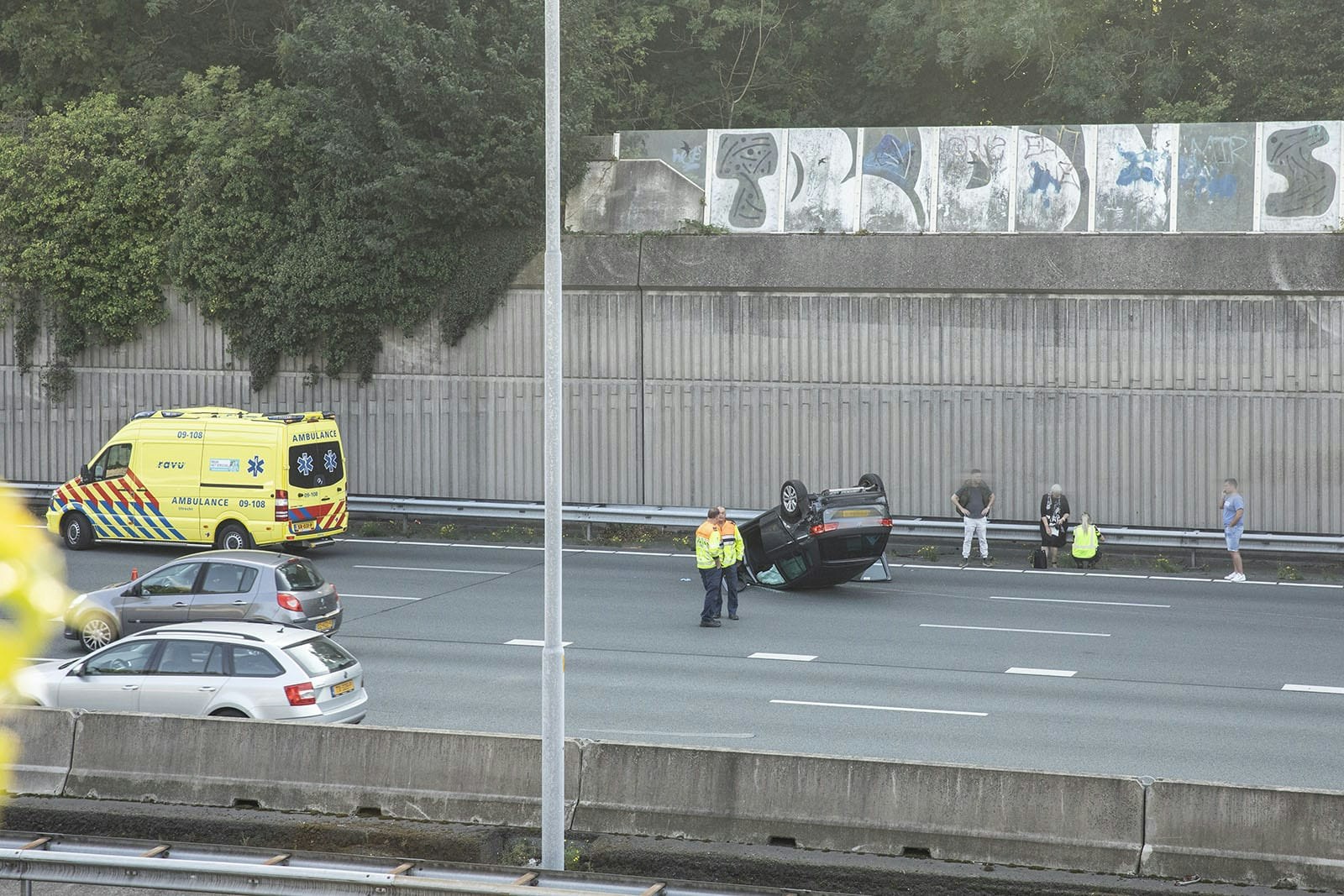Auto ondersteboven na ongeval op snelweg A27 bij Utrecht.