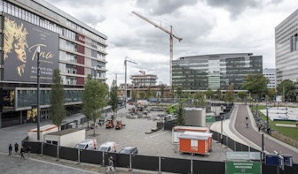 Opbouw beachvolleybalstadion op Jaarbeursplein in Utrecht begonnen