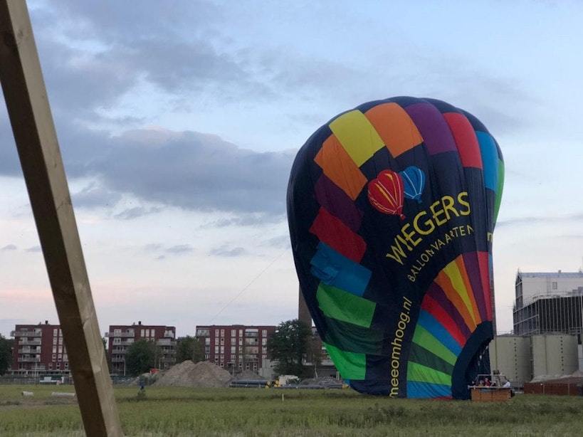 Luchtballon maakt landing op bouwterrein Merwedekanaalzone