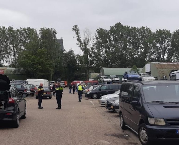 Vier mensen aangehouden bij controle vijf autobedrijven in Lage Weide