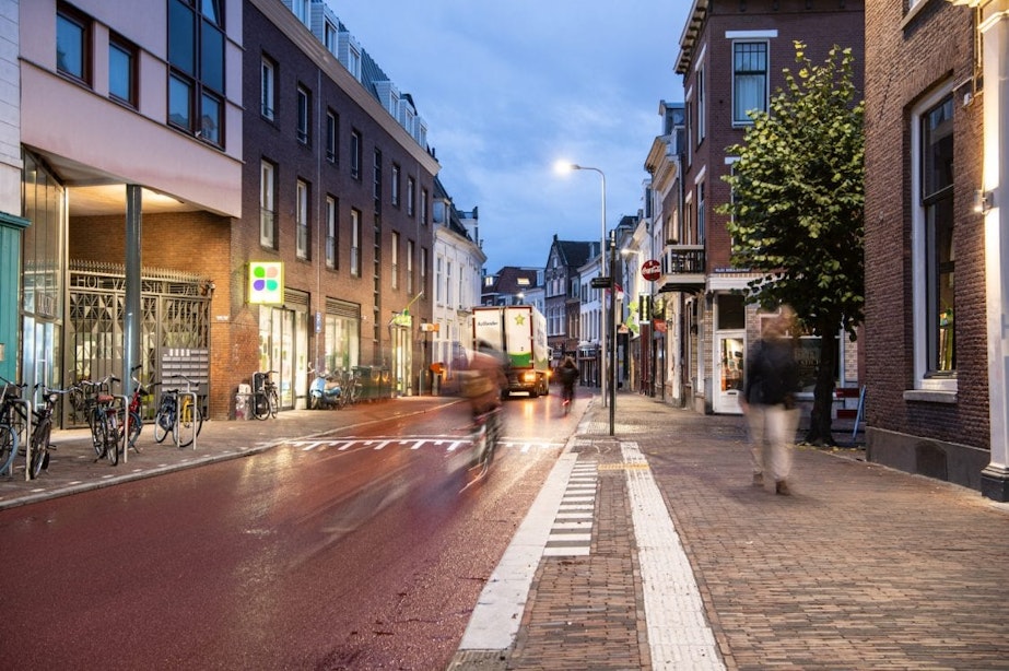 Voorstraat en Wittevrouwenstraat hebben rood asfalt en zijn weer open voor verkeer