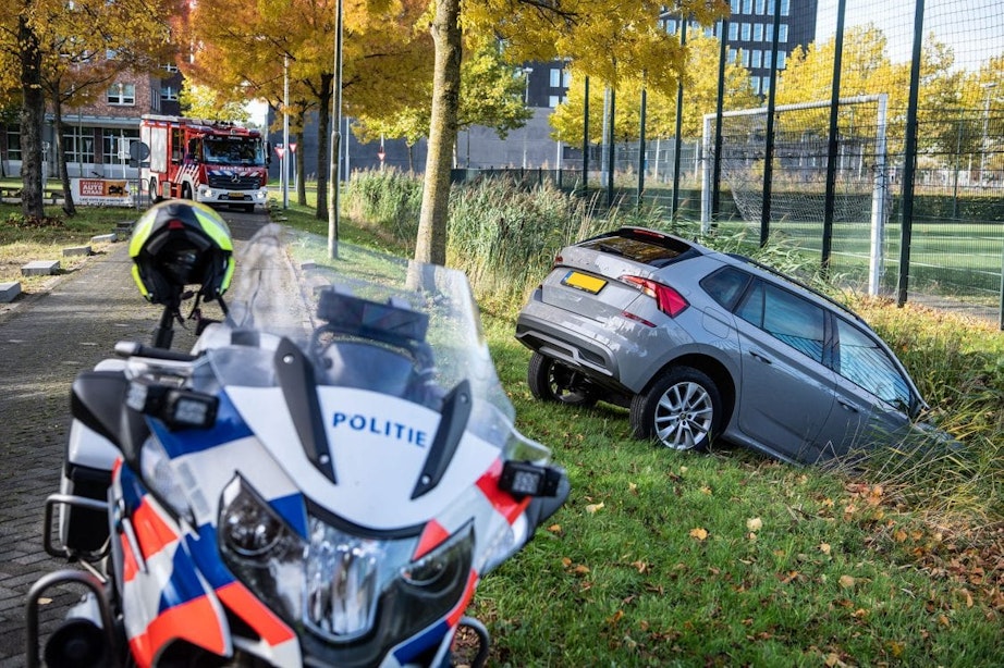 Automobilist verliest macht over het stuur en belandt in sloot naast Utrechtse Tirionlaan