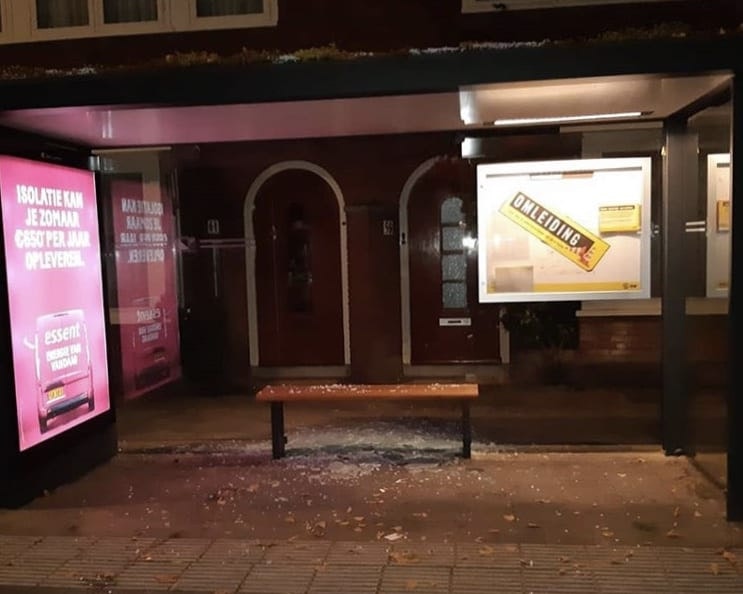 Tieners vernielen bushokjes aan Utrechtse Homeruslaan en leggen zelf het bewijs vast