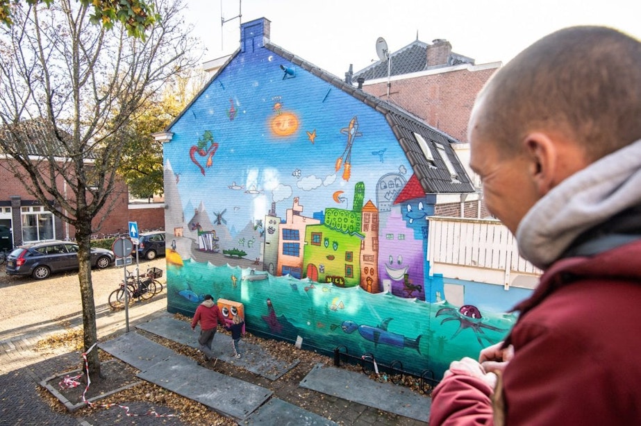 JanIsDeMan maakt muurschildering van tientallen kindertekeningen