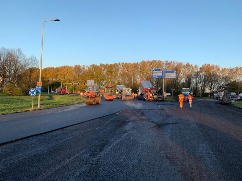 Verkeersplein Laagraven krijgt dit weekend 17.791 m2 nieuw asfalt