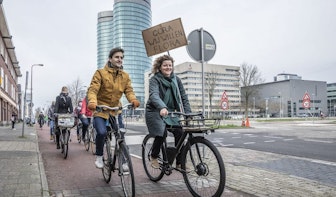 Duizenden mensen stappen op de fiets om te protesteren tegen verbreding van A27 bij Utrecht