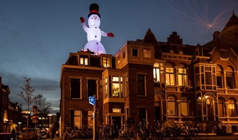 Sneeuwman van 10 meter kijkt uit over Utrechtse Catharijnesingel