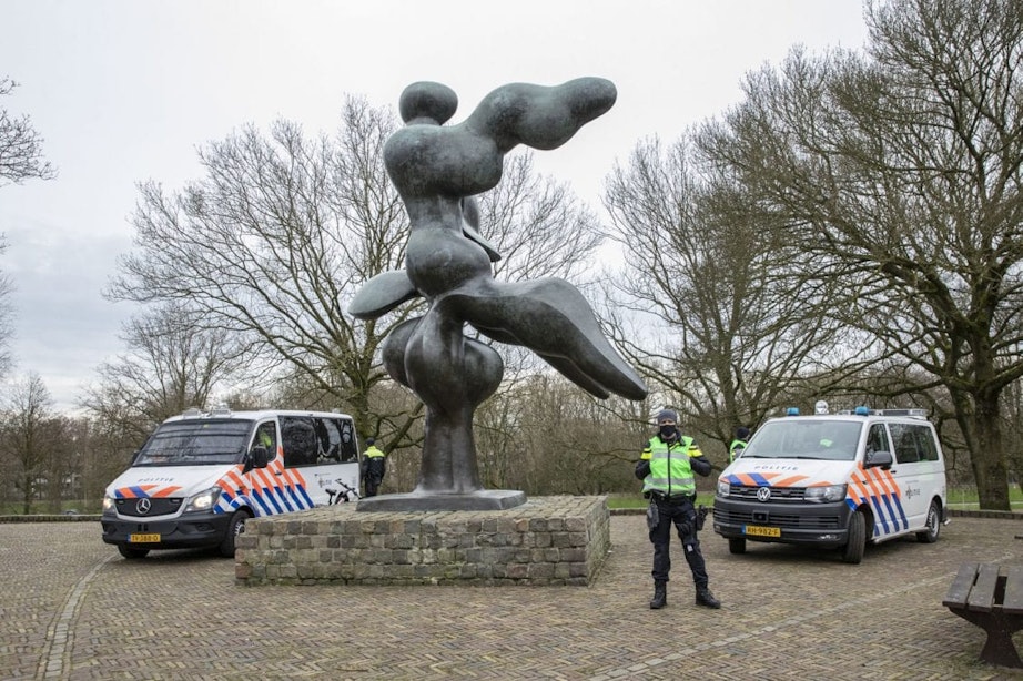 Veel politie bij Park de Gagel in Utrechtse wijk Overvecht vanwege oproep om ‘koffie te drinken’