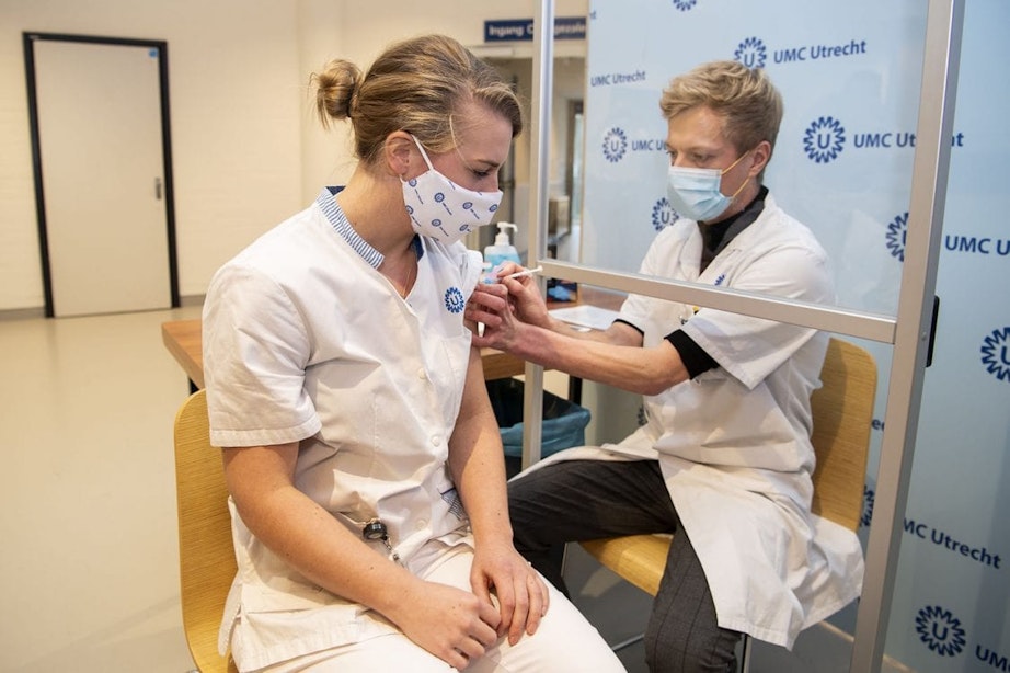 Verpleegkundige Joy-Ann Duursma als eerste in Utrecht ingeënt tegen coronavirus