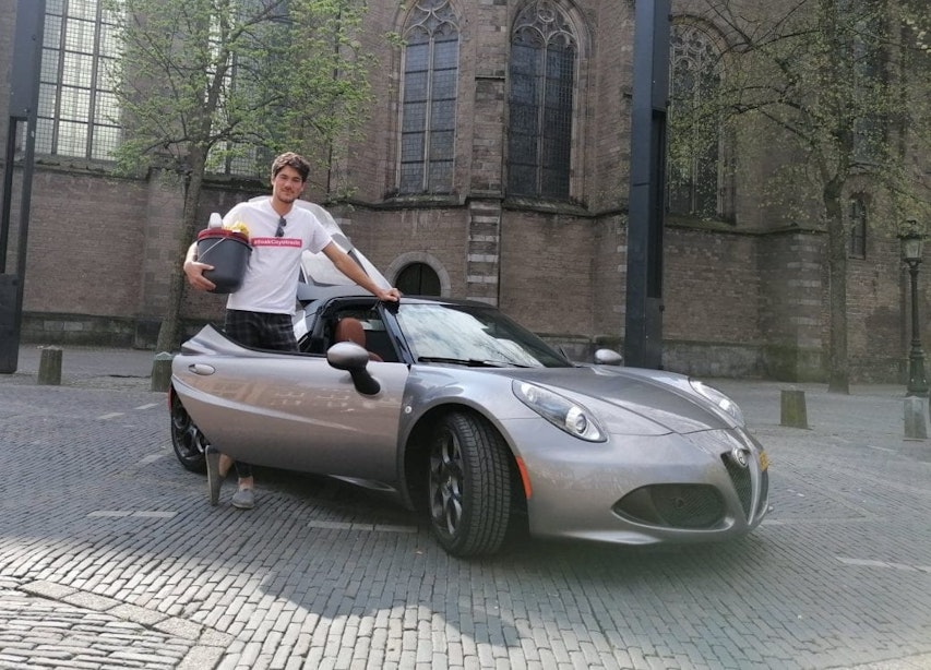 Utrechtse horecaondernemer wast auto’s tijdens lockdown; ‘Ik heb een liefde ontwikkeld voor het vak’