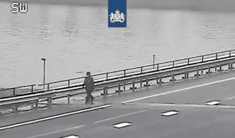 Wandelaar steekt via snelweg Amsterdam-Rijnkanaal over richting Utrecht