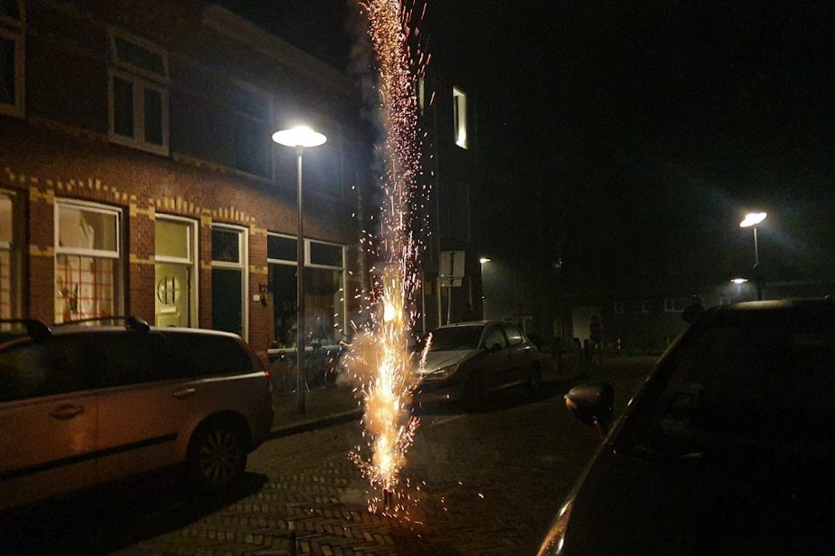 Oud en Nieuw in Utrecht: politie bekogeld met vuurwerk, 12 arrestaties en 14 autobranden