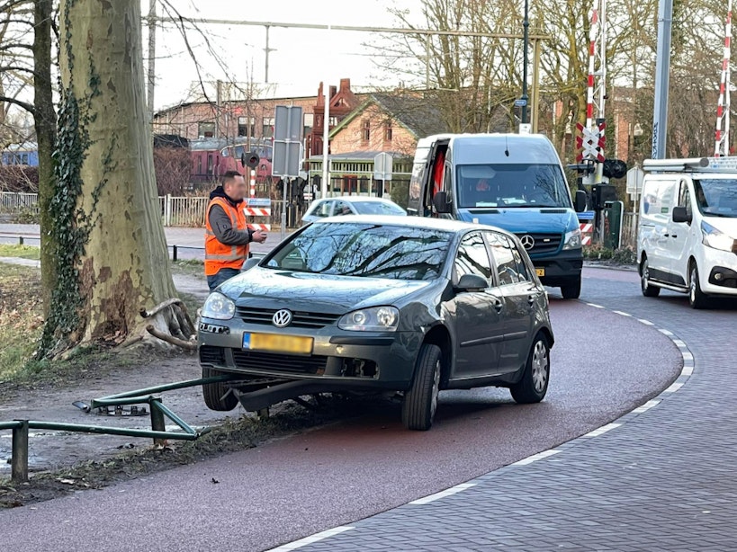 Bestuurder laat auto balanceren op reling aan Utrechtse Maliesingel