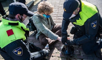 Foto’s: verkeersblokkades, 100 arrestaties, activisten lijmen zich vast, lenteoffensief van klimaatdemonstranten is begonnen
