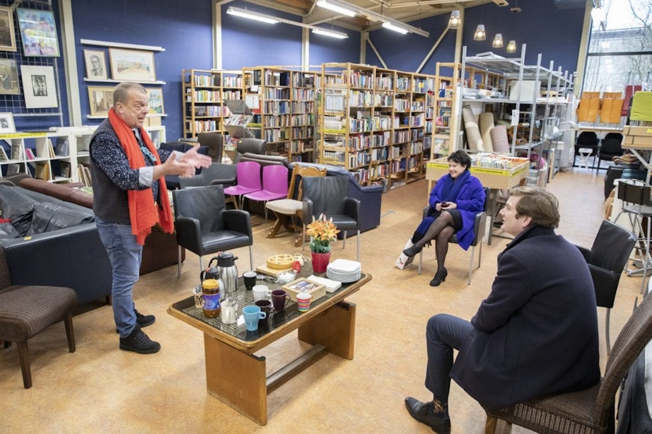 Burgemeester Dijksma bezoekt kringloopwinkel Emmaus; ‘Misschien neemt ze iets leuks mee’
