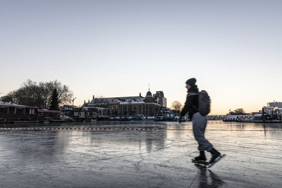 Foto’s: Schaatsen tijdens zonsopkomst bij De Munt in Utrecht