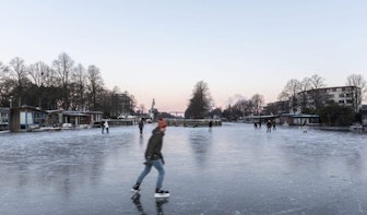 Gemeente waarschuwt schaatsers bij De Munt, singel en Merwedekanaal: ‘Kom van het ijs af’
