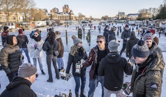 Drukte in de stad; bij De Munt viert dansende menigte winterweer in Utrecht