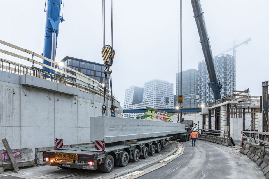 Bijzondere operatie in Utrecht; grote draagbalk van 90 ton geplaatst bij Smakkelaarsveld